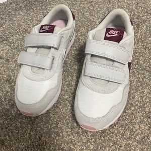 Nike Shoes EUC little girl size 2